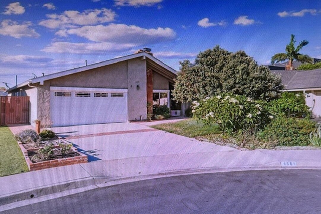 4381 Bermuda Cir in Irvine, CA - Foto de edificio