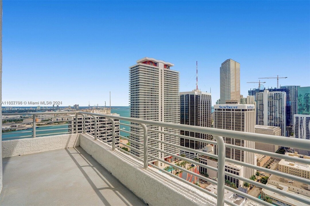 133 NE 2nd Ave, Unit # 3502 in Miami, FL - Building Photo