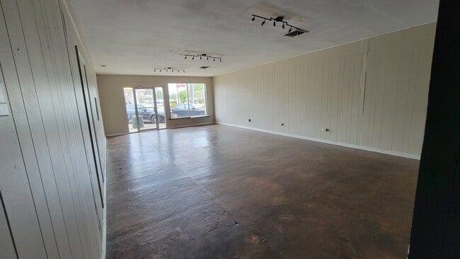 property at 103 W Oak St