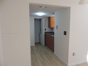 566 NW 114th Ave in Miami, FL - Building Photo - Building Photo