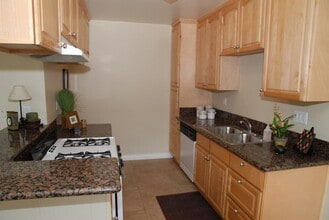 The Walnut Avenue Apartments in Huntington Beach, CA - Building Photo - Building Photo