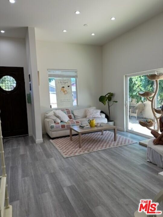 6131 Shoshone Ave in Los Angeles, CA - Building Photo