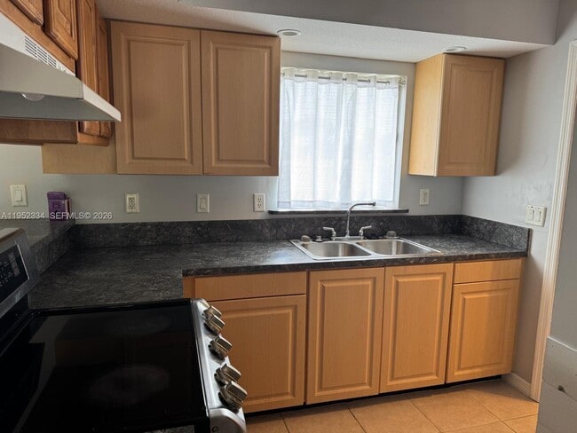 910 SW Airoso Blvd in Port St. Lucie, FL - Building Photo - Building Photo