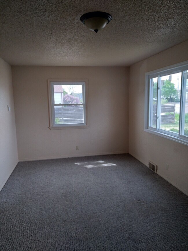 215 E Denver St in Rapid City, SD - Building Photo - Building Photo