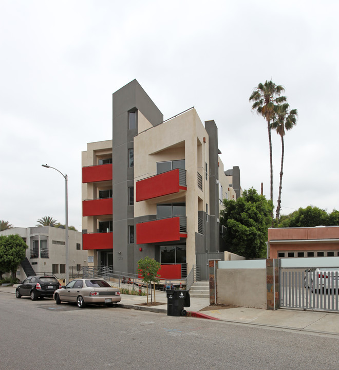 13712 Valleyheart Dr in Sherman Oaks, CA - Foto de edificio