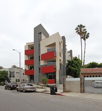 13712 Valleyheart Dr in Sherman Oaks, CA - Foto de edificio - Building Photo