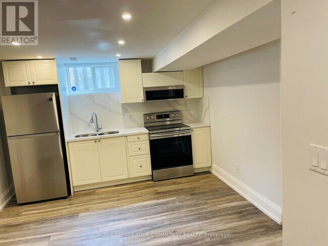 32 Kitimat Crescent in Aurora, ON - Building Photo - Building Photo