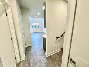 11929 Courtleigh Dr, Unit 306 in Los Angeles, CA - Building Photo - Building Photo