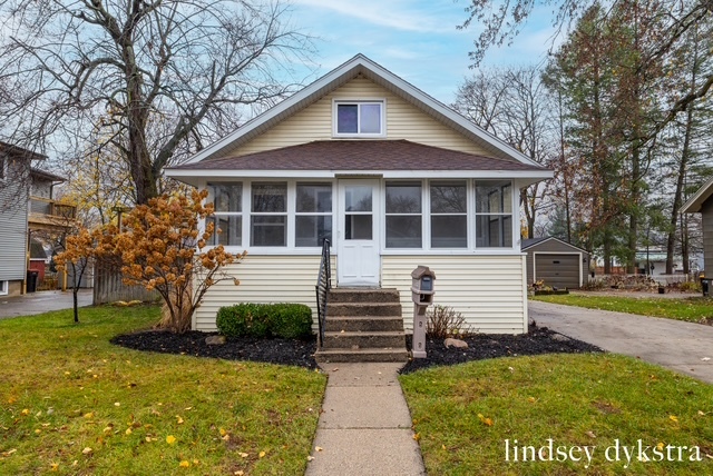 327 Adolph St in Rockford, MI - Building Photo