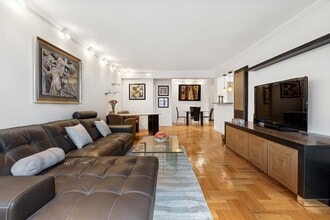 135 E 54th St in New York, NY - Building Photo - Building Photo