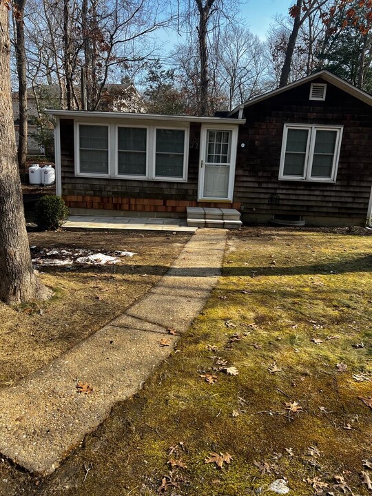302 Primrose Path in Manorville, NY - Building Photo