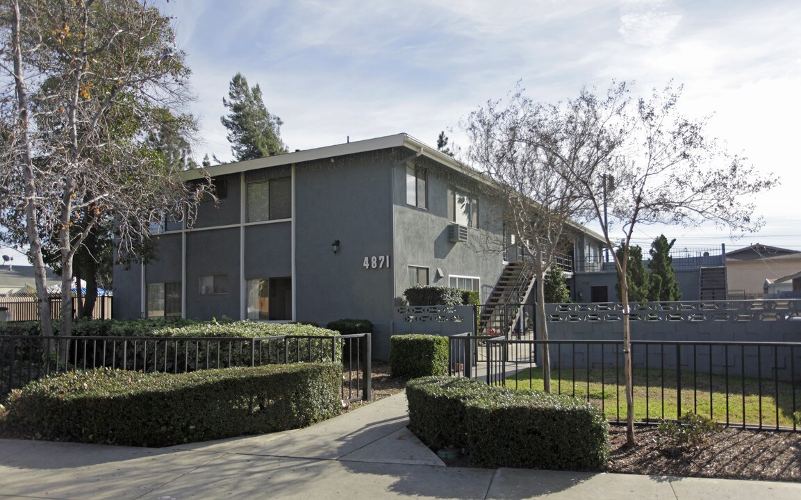 4871 Canoga St in Montclair, CA - Building Photo