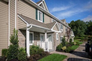 58 Cassa Loop in Holtsville, NY - Building Photo