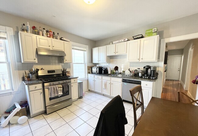9 Taft St, Unit 3 in Boston, MA - Foto de edificio - Building Photo
