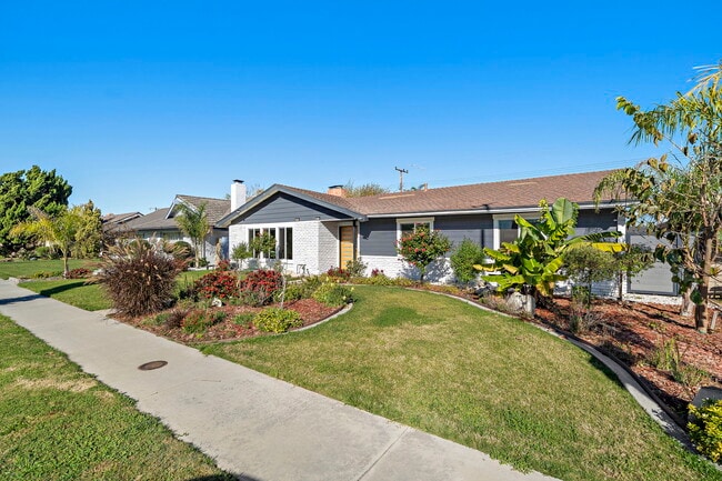 5591 Heil Ave in Huntington Beach, CA - Foto de edificio - Building Photo