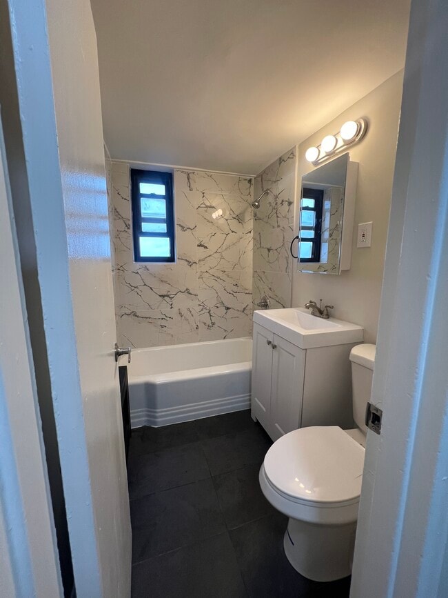 125 Washington St, Unit 125 WASHINGTON in East Orange, NJ - Foto de edificio - Building Photo