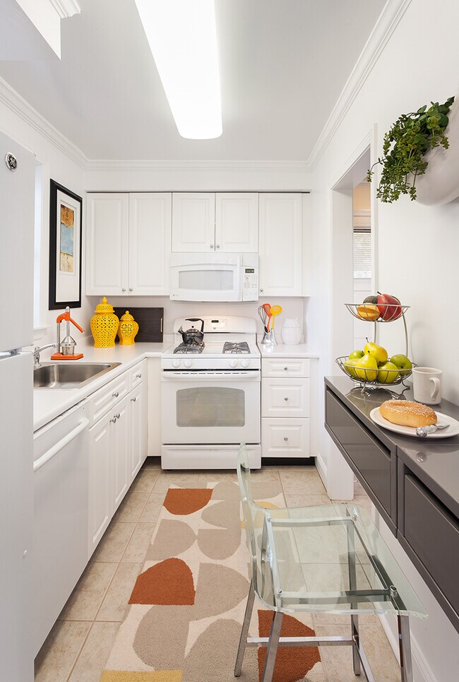 213 Gerry Rd, Unit 1 in Chestnut Hill, MA - Foto de edificio - Building Photo