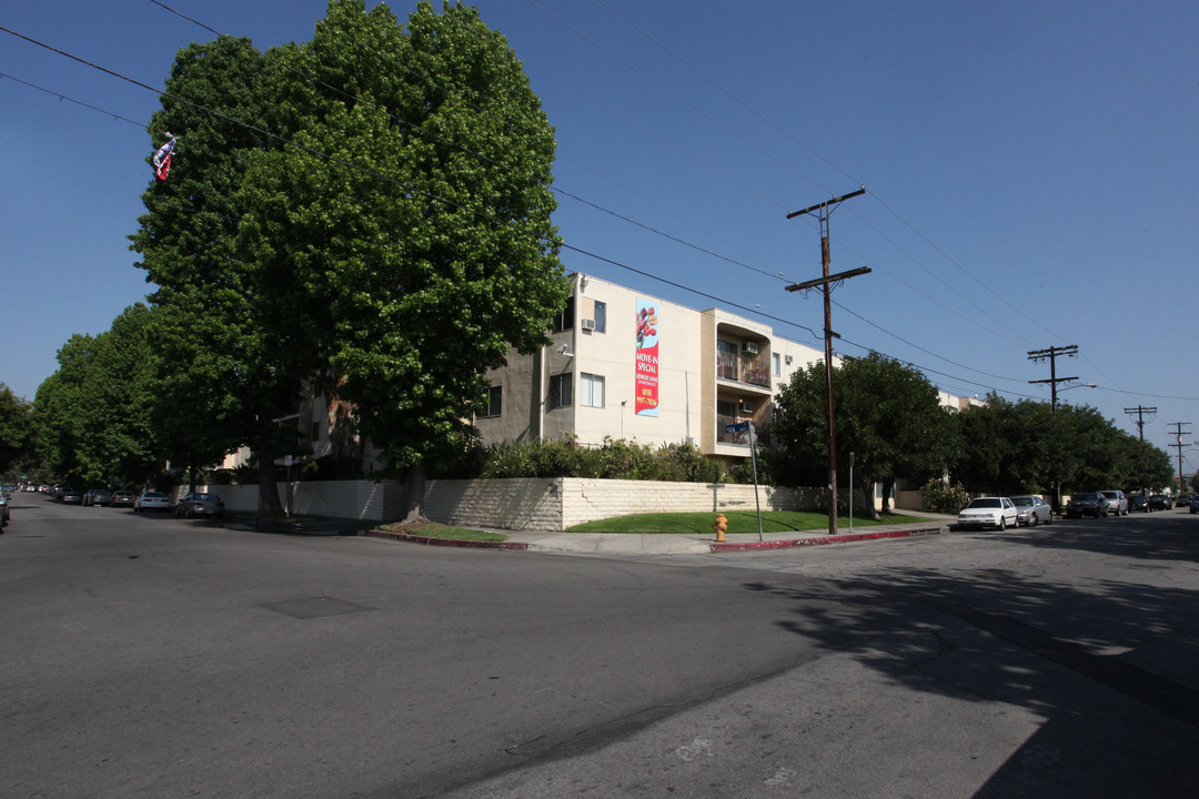 Lennox Lanai Apartments in Van Nuys, CA - Building Photo