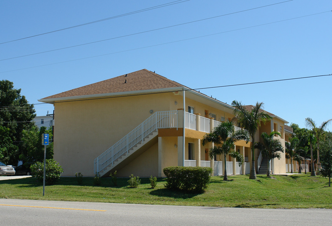 4903 York St in Cape Coral, FL - Foto de edificio