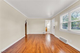 21603 Hillgrove Ave in Maple Heights, OH - Building Photo - Building Photo