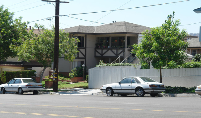 2132 Montrose Ave in Montrose, CA - Foto de edificio - Building Photo