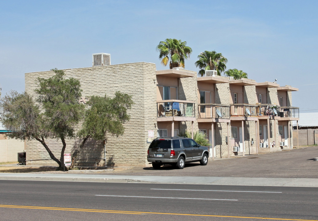 Cypress Point Apartments in Phoenix, AZ - Building Photo