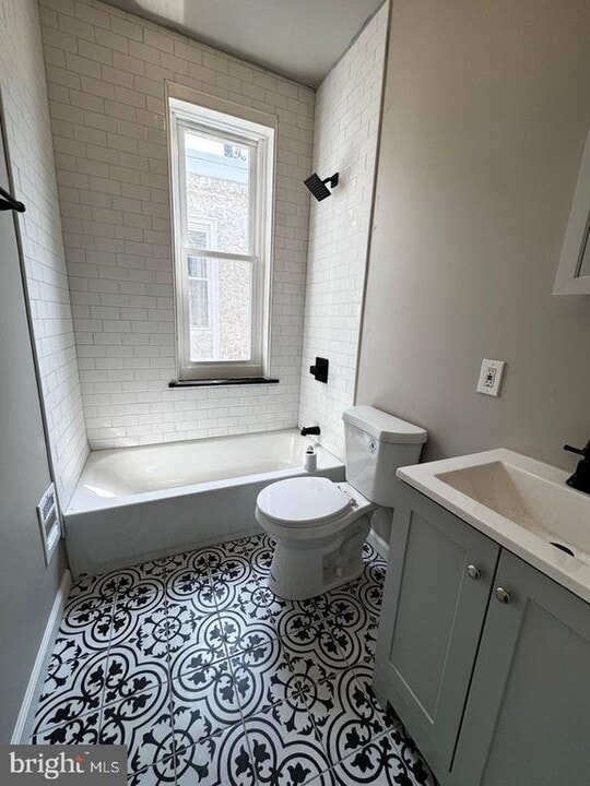 2416 N Hollywood St in Philadelphia, PA - Building Photo