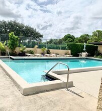 5344 Woodland Lakes Dr in Palm Beach Gardens, FL - Foto de edificio - Building Photo