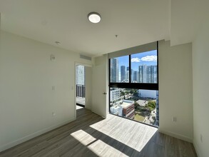 243 NW 30th St, Unit A4 in Miami, FL - Foto de edificio - Building Photo