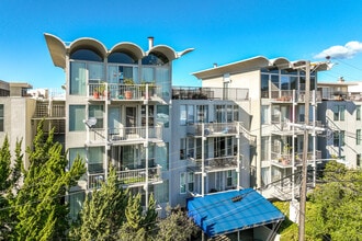 York Towers in Oakland, CA - Building Photo - Building Photo