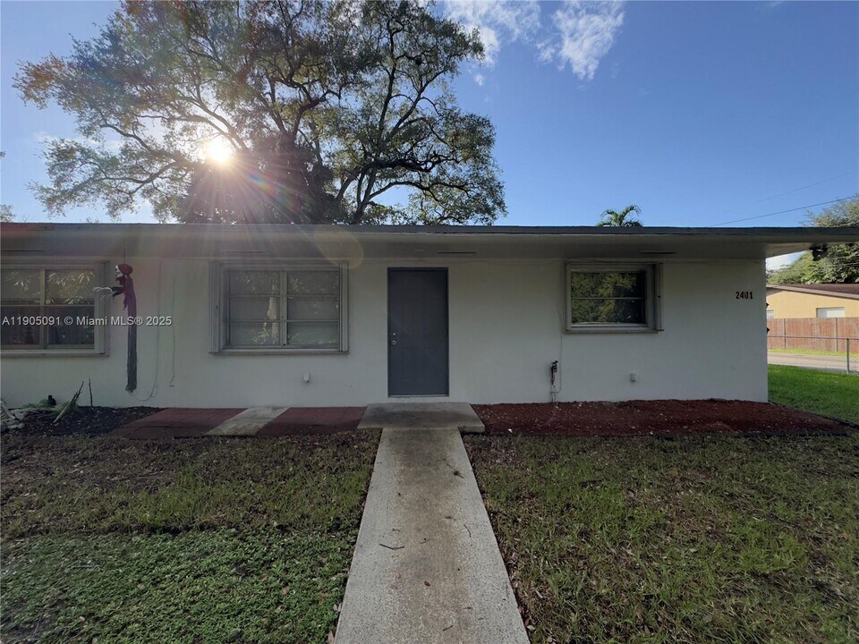 2401 SW 17th Ave in Fort Lauderdale, FL - Building Photo