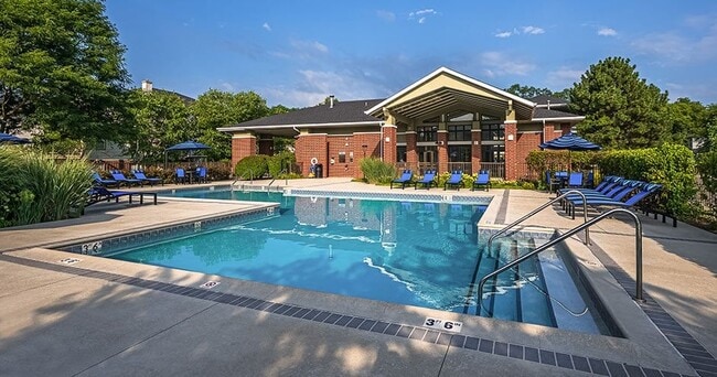 Woodlake Apartments in Gurnee, IL - Foto de edificio - Building Photo