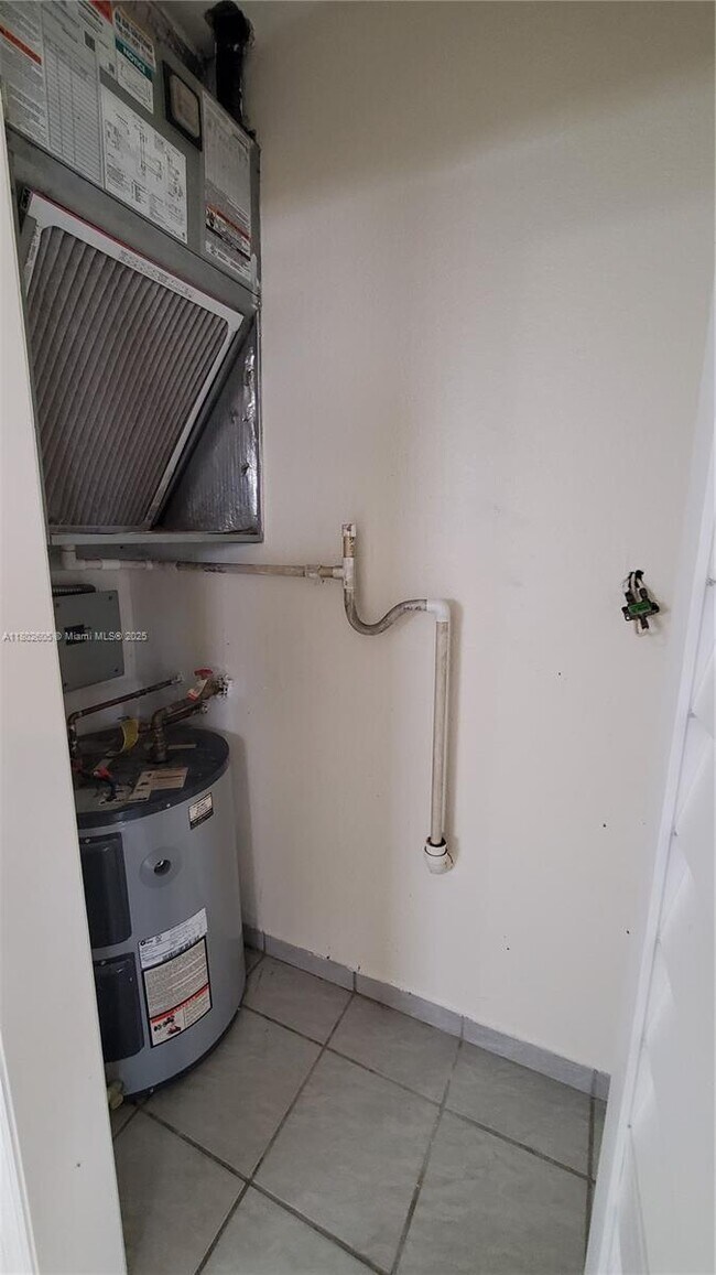 3325 SW 23rd Ter in Miami, FL - Building Photo - Building Photo