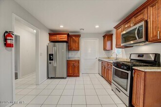 291 Plum Dr in Marlboro, NJ - Building Photo - Building Photo