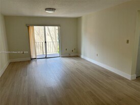 10744 N Kendall Dr in Miami, FL - Building Photo