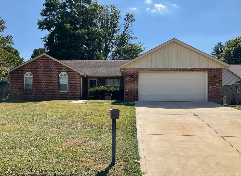 1829 Spruce Hill Dr in Belleville, IL - Building Photo