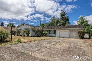 8018 NW 1st Ave in Vancouver, WA - Building Photo