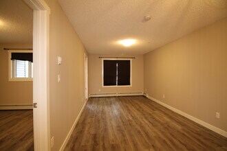 1506 Tamarack Blvd NW in Edmonton, AB - Building Photo - Building Photo
