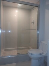 16950 W Dixie Hwy in Miami, FL - Foto de edificio - Building Photo