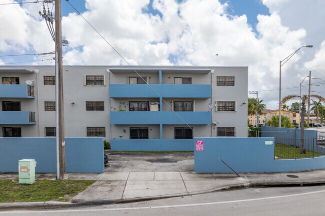 325 W 68th St in Hialeah, FL - Building Photo - Building Photo