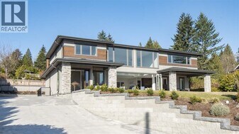 9XX Beachview Dr in North Vancouver, BC - Building Photo
