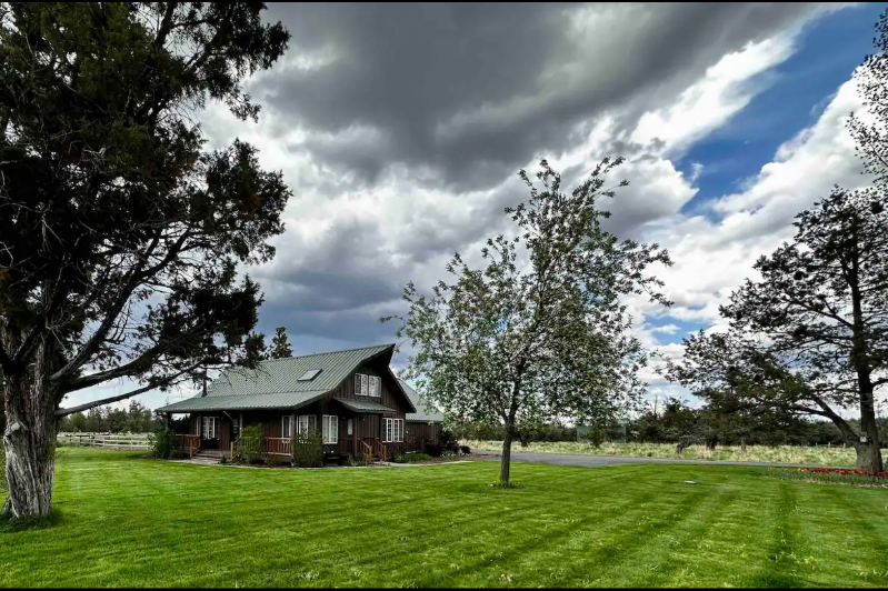 63895 Johnson Rd in Bend, OR - Building Photo