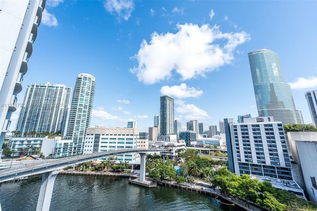 31 SE 5th St in Miami, FL - Building Photo - Building Photo