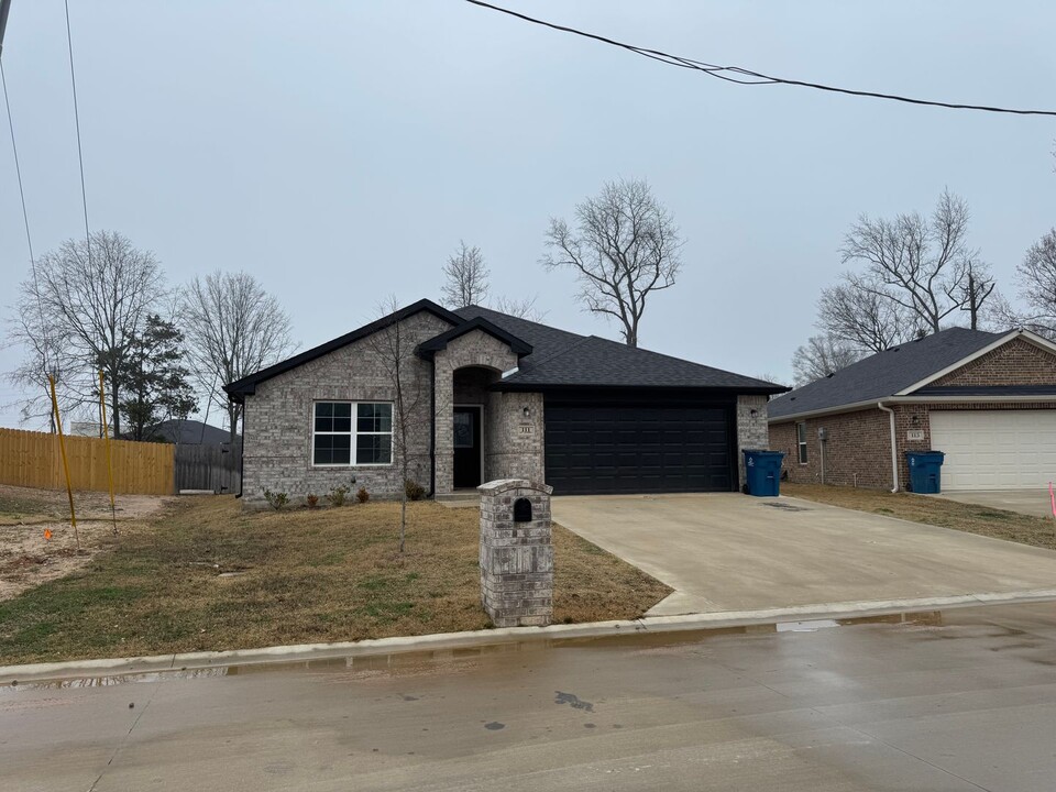 111 St James St in Mount Pleasant, TX - Building Photo