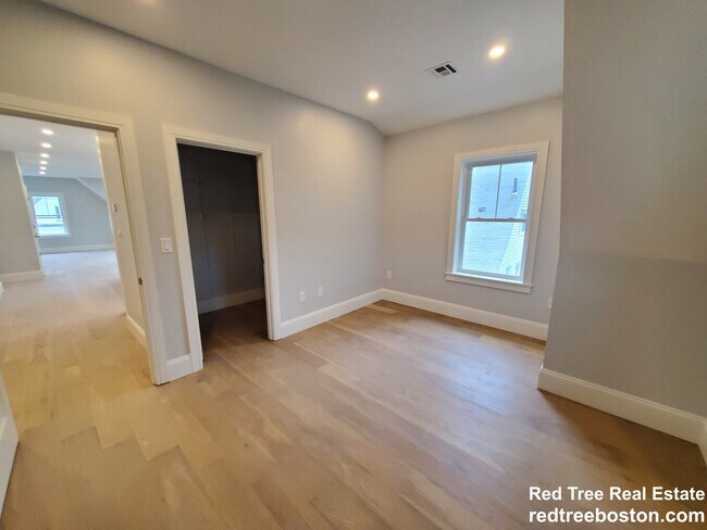 51 Fairbanks St, Unit 3 in Boston, MA - Building Photo - Building Photo
