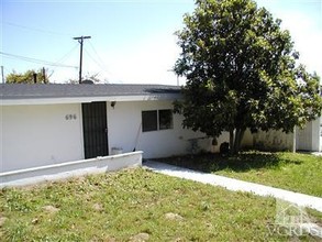 688 Mission Dr in Camarillo, CA - Foto de edificio - Building Photo