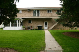 824-825 W Thomas L Pky in Lansing, MI - Building Photo - Building Photo