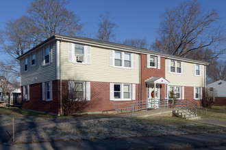 Cedarvale Homes in Taunton, MA - Foto de edificio - Building Photo