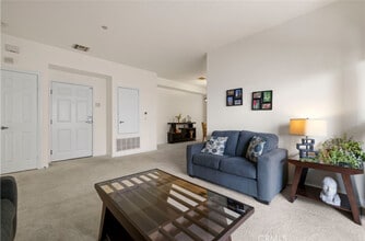 9610 Zelzah Ave, Unit 306 in Northridge, CA - Foto de edificio - Building Photo