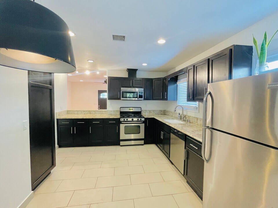 706-708 Tularosa Dr in Los Angeles, CA - Building Photo
